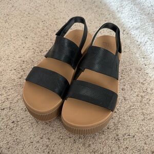 Size 9 Black & Tan Women’s Reef Platform Sandals